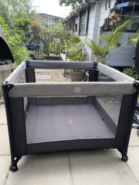 Opvouwbare box of babybedje