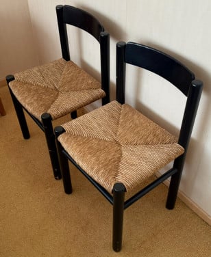 Vintage zwarte stoelen met biezen zitting