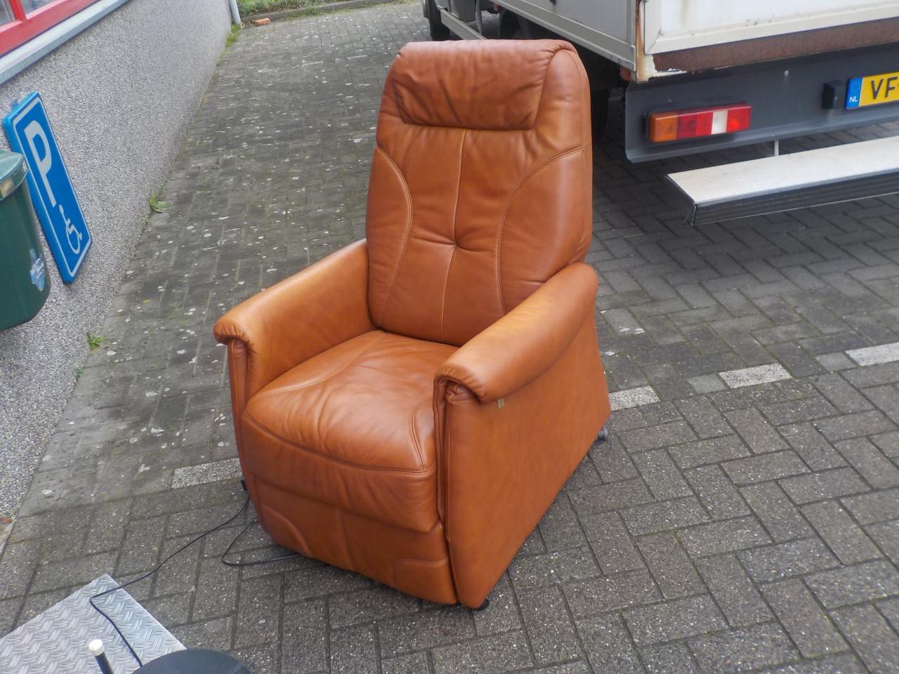 Mooie kwaliteit leren  elektrische sta-op relax fauteuil in goede staat