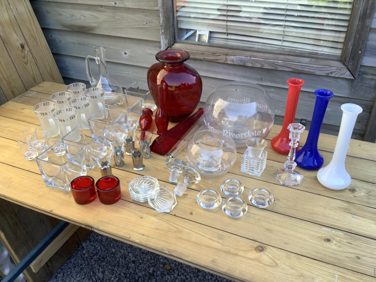 Partij met glazen artikelen : theeglazen, kleine bakken, vazen, Riverdale…