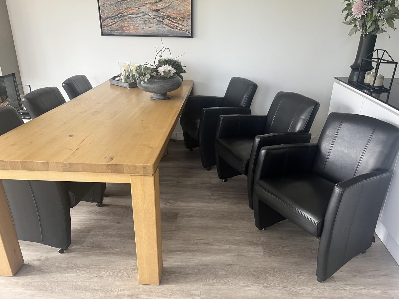 Eettafel licht massief eiken met 6 leren armstoelen