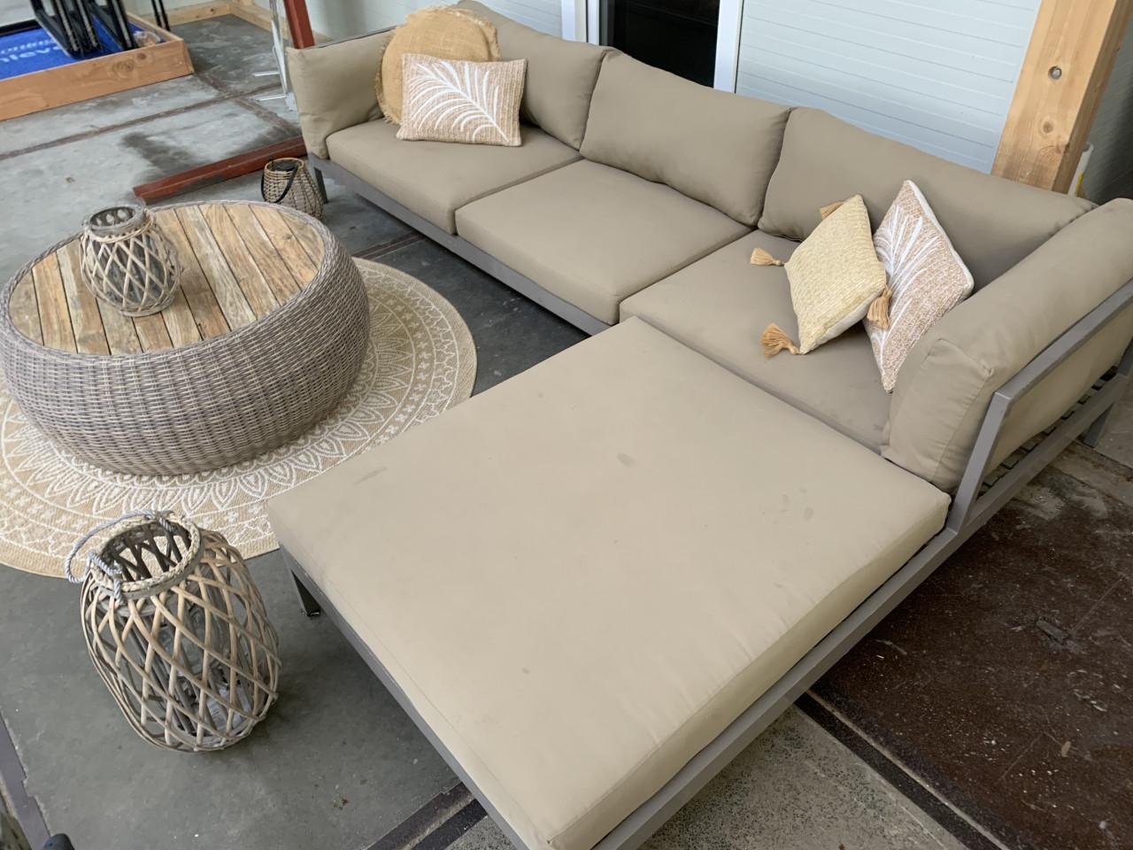 Loungeset met kussens en tafel.