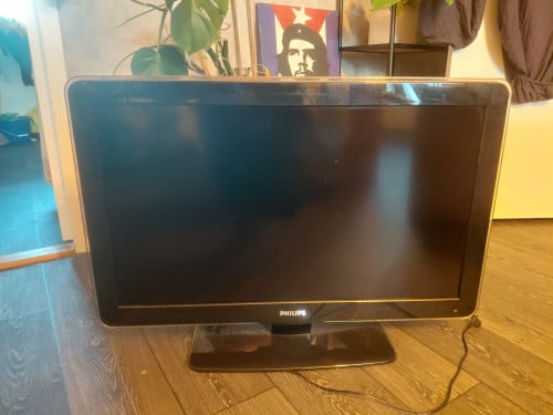 Te koop Philips flatsscreen tv 82 cm breed