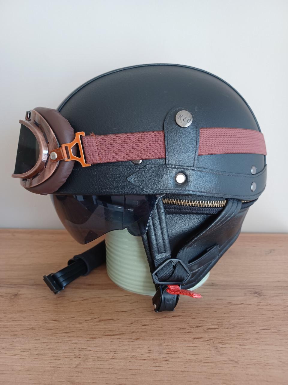 T.K.A.  Helm met Bril en uitschuifbare Zonneklep