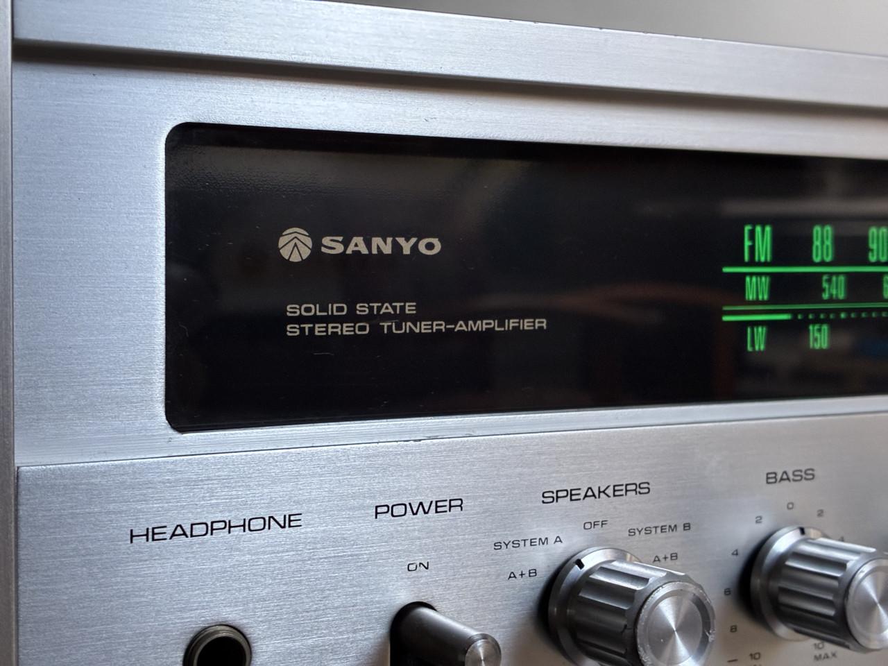 Sanyo DCX-2500L versterker.