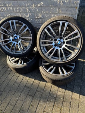 4 originele lichtmetalen BMW velgen met Pirelli banden (255/35 R19 96Y).