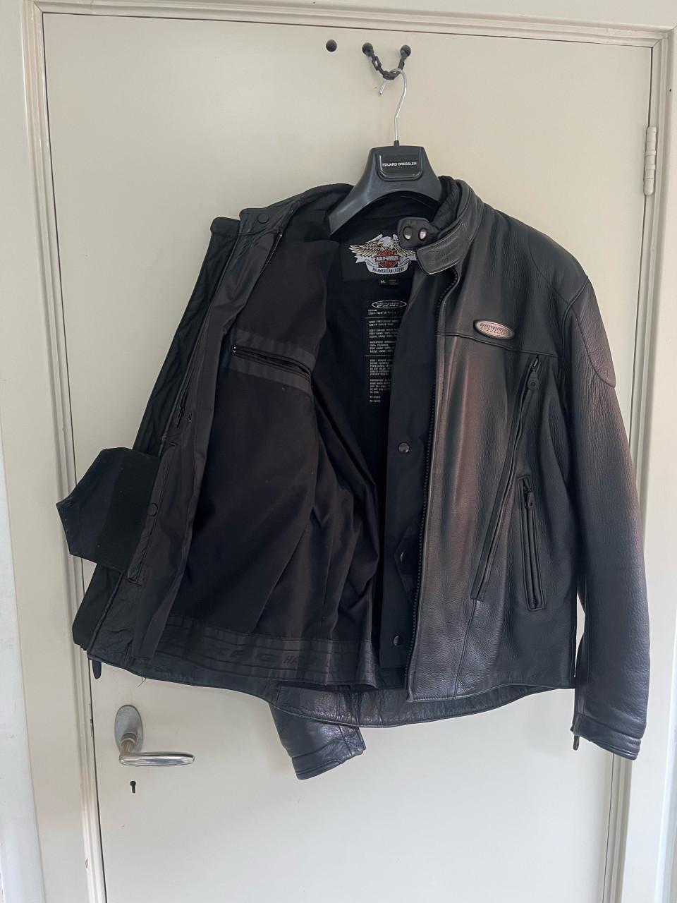 Lederen motorjas en bijpassende -broek van Harley Davidson