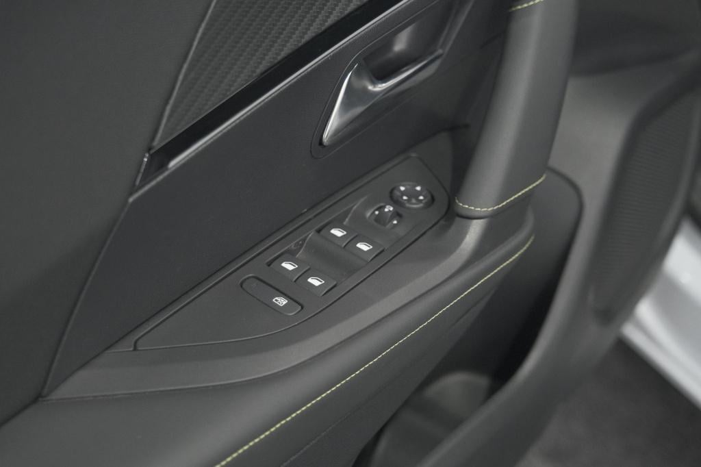 Peugeot 2008 puretech 130 eat8 gt | camera | apple carplay | parkeersensore