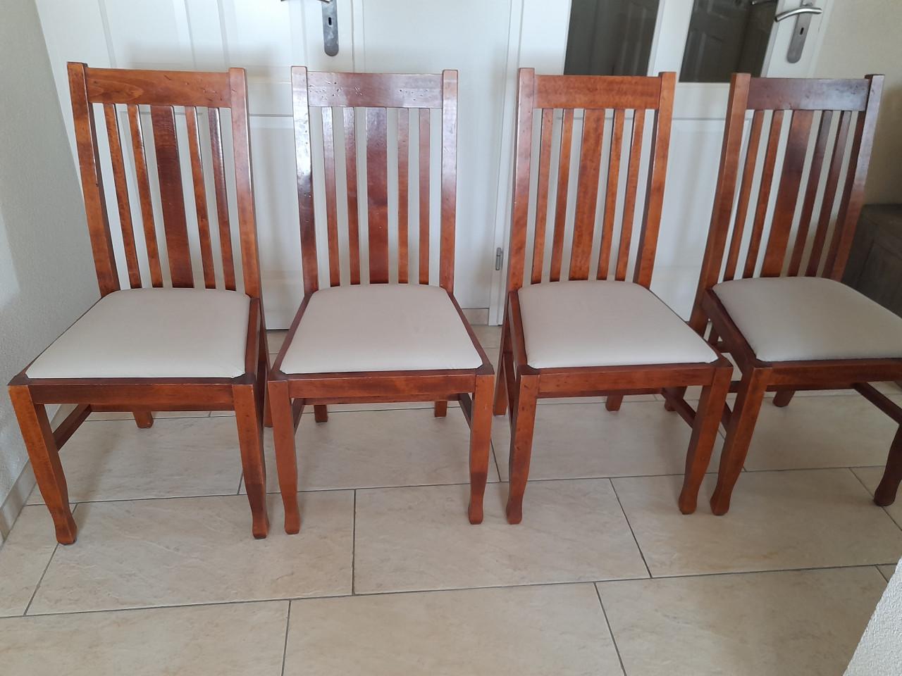 4 Mooie stevige stoelen (in goede nette staat)
