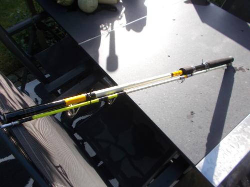 In nieuwstaat tweedelige boothengel, lengte180 cm , w.g. 250 gram