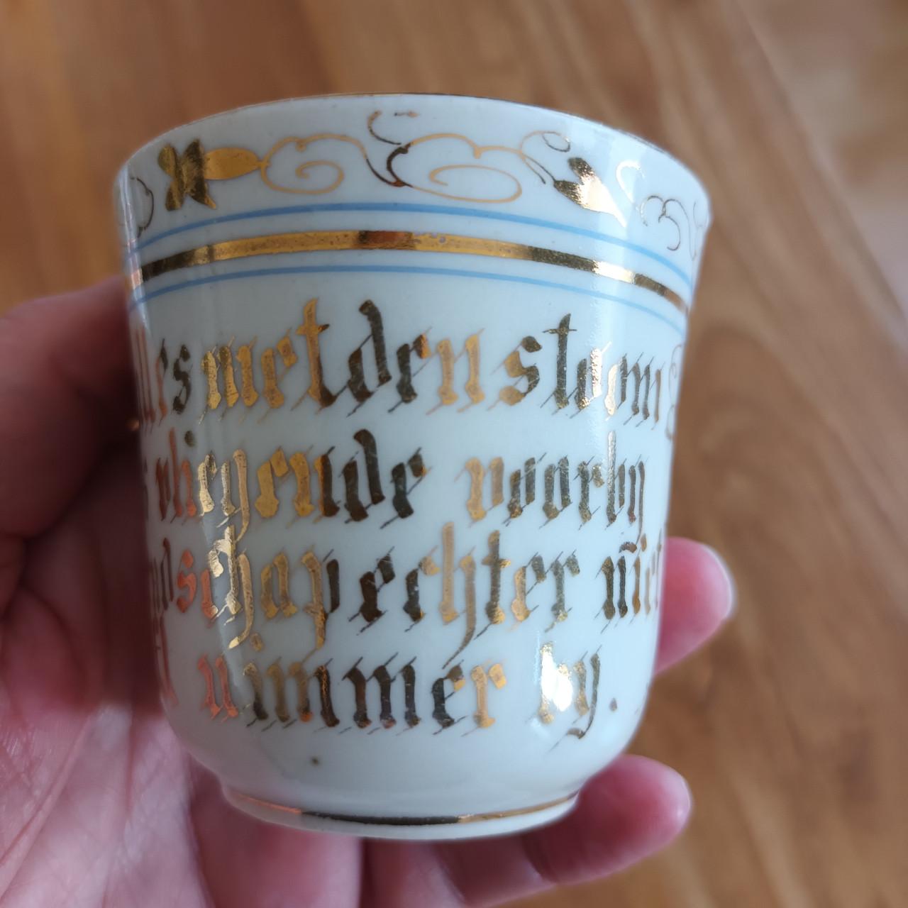 Divers antiek porseleinen kop en schotels