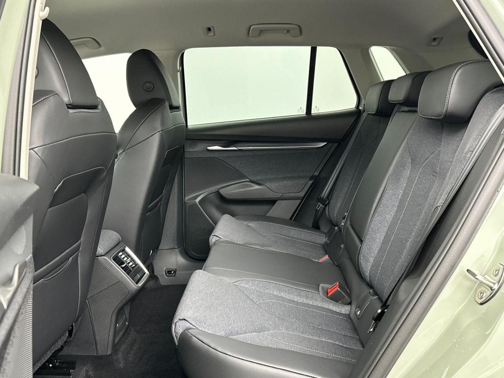 Skoda Elroq business edition tour elektromotor 210 kw / 286 pk