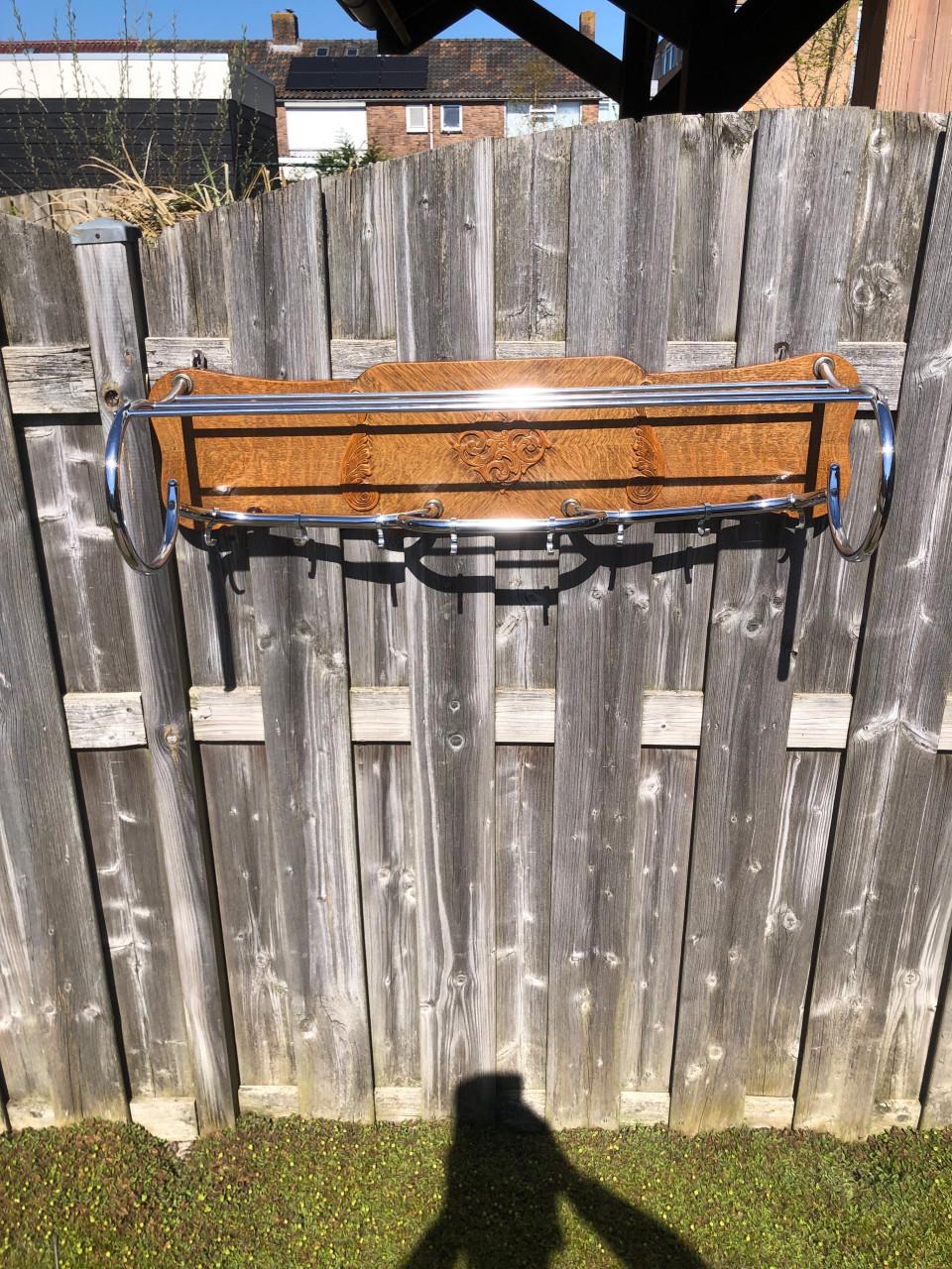 Vintage eikenhouten wandkapstok met chromen stangen en haken