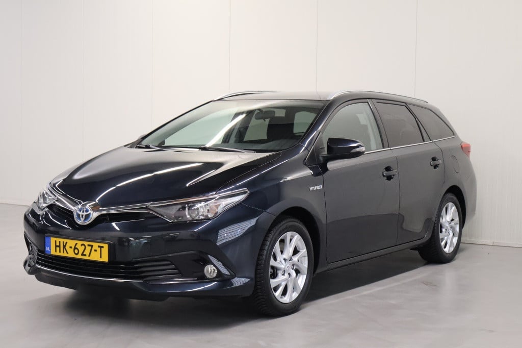 Toyota Auris 1.8 hybrid lease