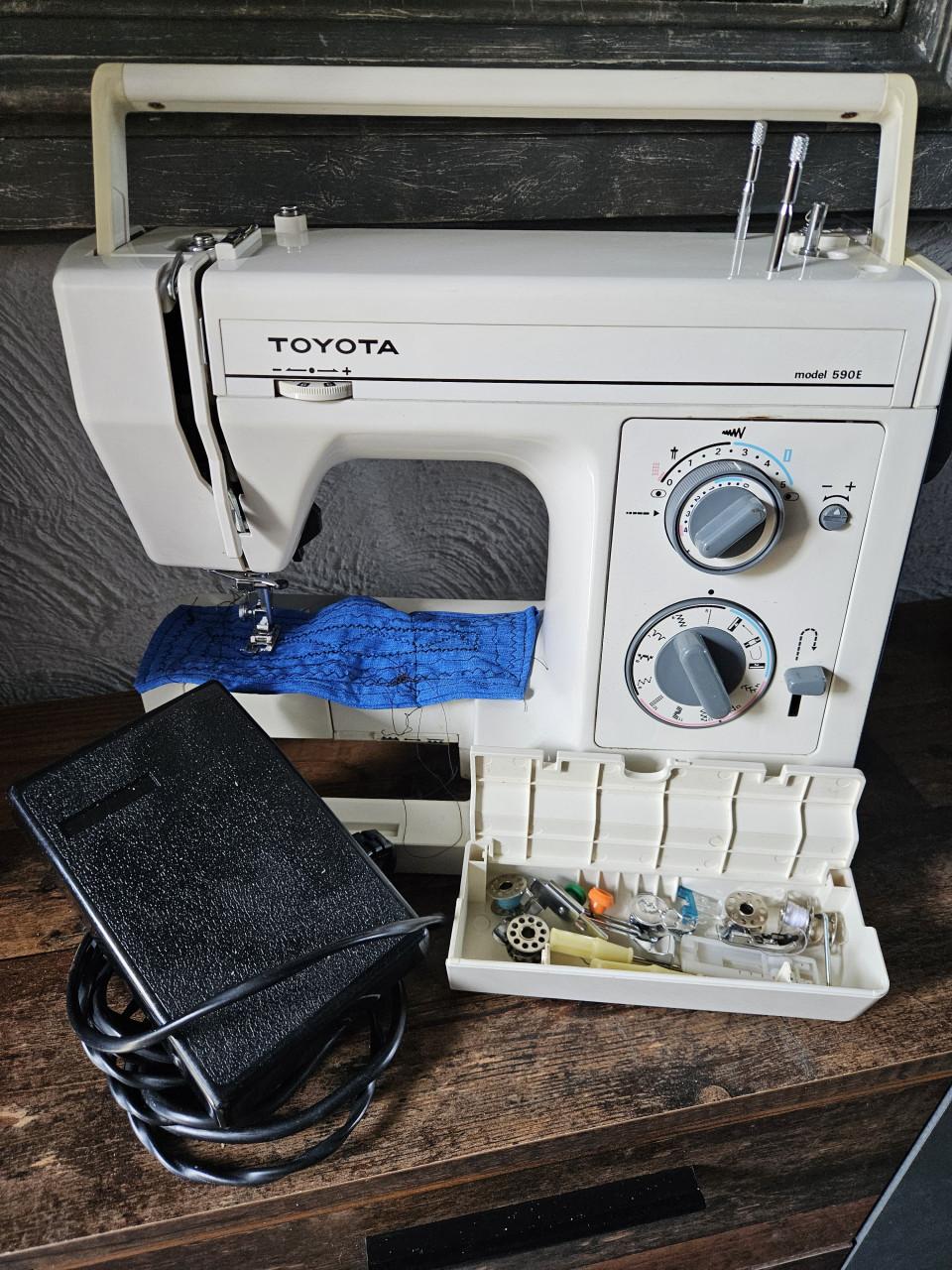 Toyota Naaimachine Model 590E - Compleet met Accessoires