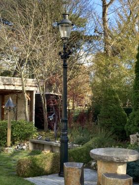 Antieke gietijzeren lantaarnpaal