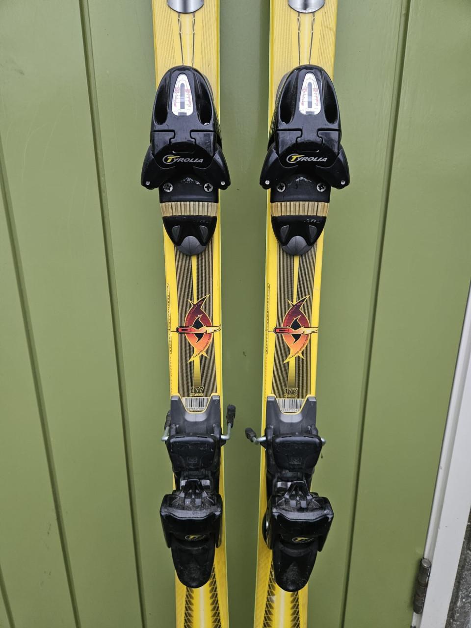 Nette Rossignol ski’s met bindingen en stokken, gewaxt en geslepen.