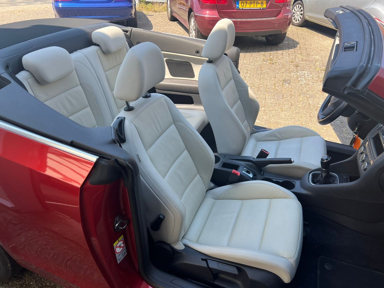 VW Golf Cabriolet uit 2012 met slechts 129.000 km LED/Airco