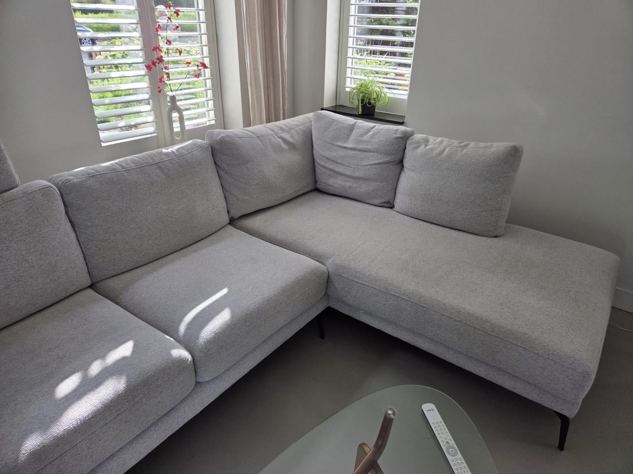 Te koop: Mooie lichtgrijze hoekbank (Pronto) – 2 jaar oud