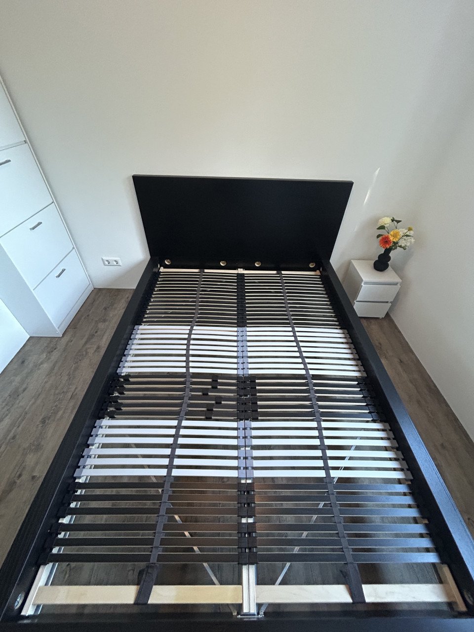 Bed frame + lattenbodems (140x200)