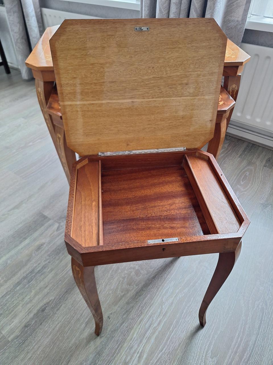 3 Italiaanse bijzettafeltjes met muziekdoos