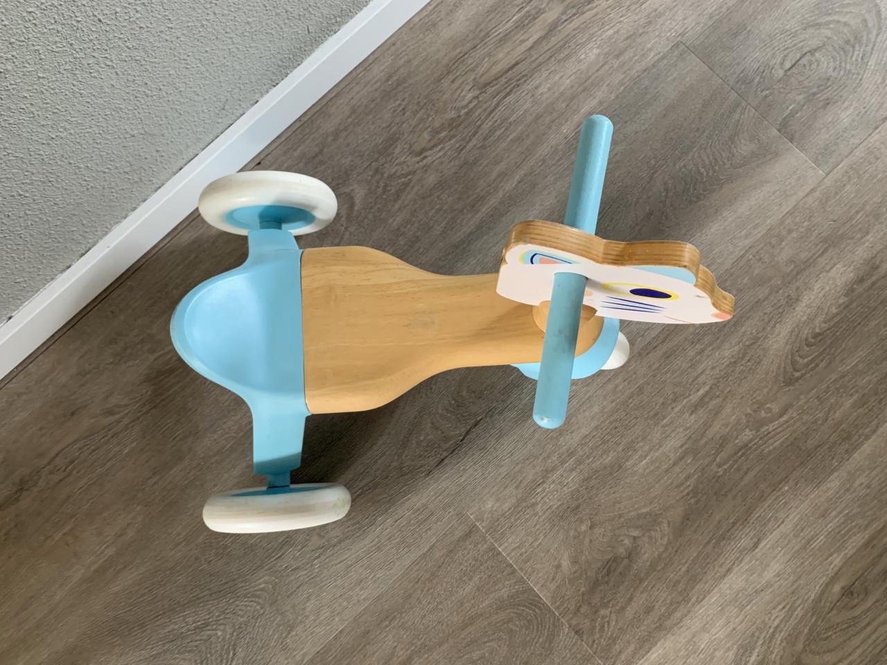 Houten loopfietsje