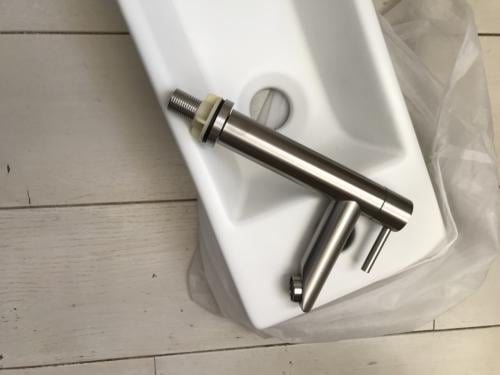 Set: Wasbakje (mat wit), afvoerplug (wit), kraan (RVS)