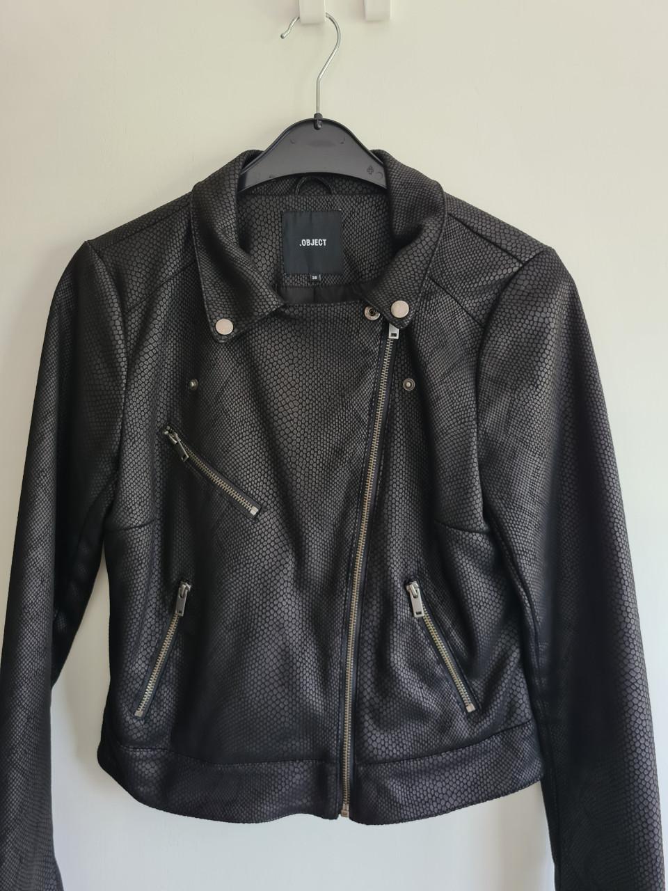 Object zwart imitatie leren bikerjasje Maat M