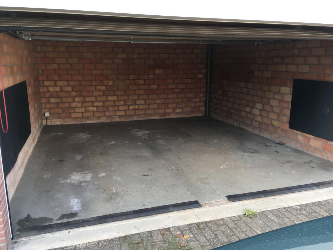 Te huur: Ruime dubbel garagebox 32m2