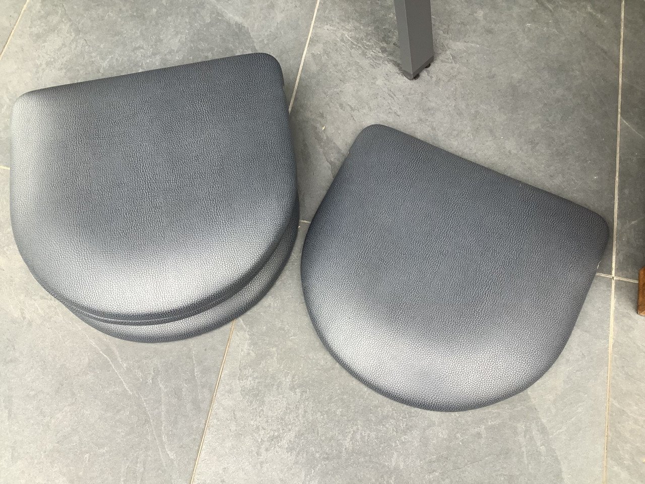 Stoelzitting, 4 stuks. Hout met kunstleer omkleed. Zgan.