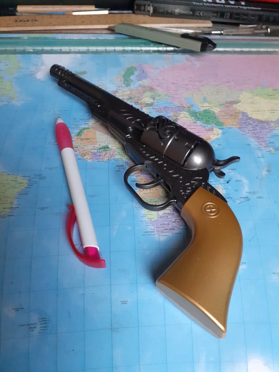 Revolver Speelgoed van metaal en plastic  24 cm lang en mooi