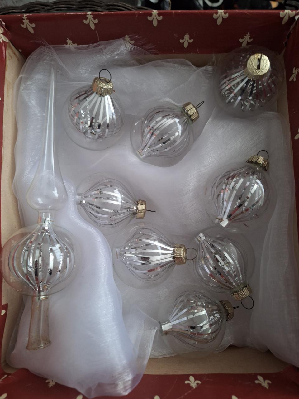 Glazen kerstboomballen en piek.