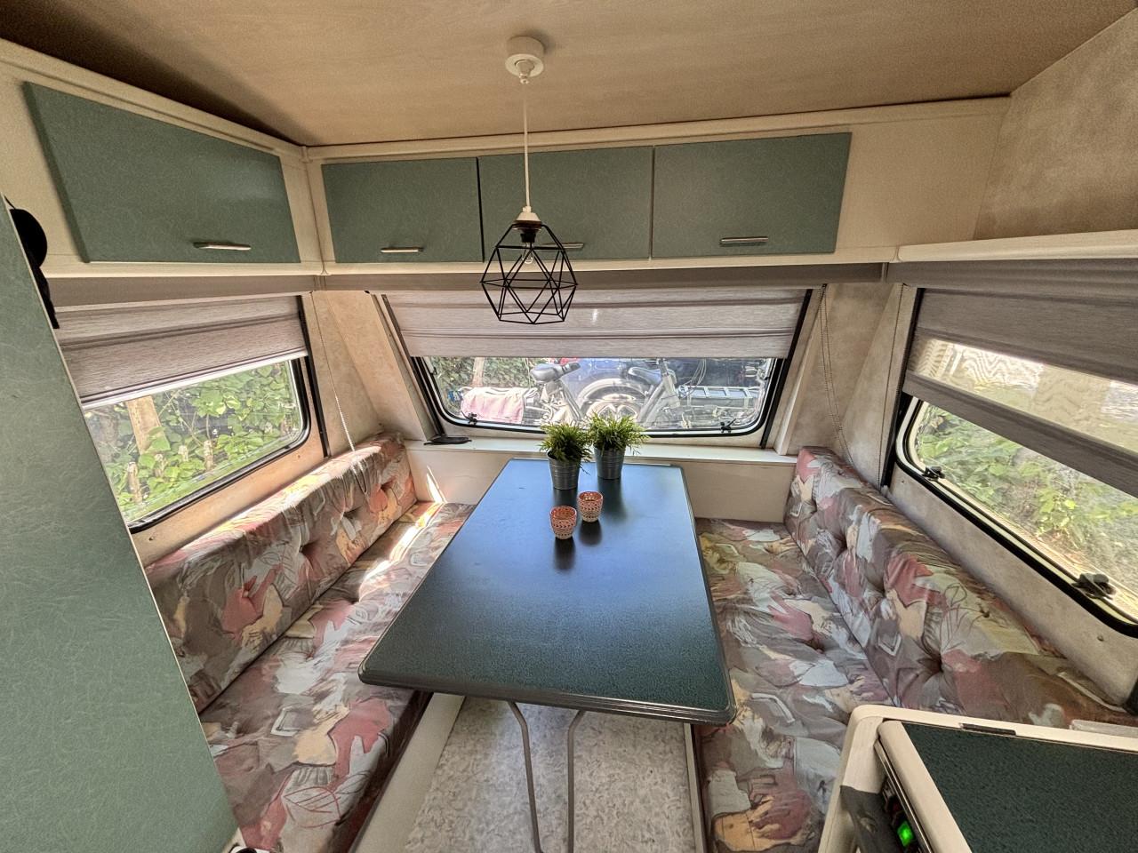 Lichtgewicht caravan, stapelbed, luifel en voortent
