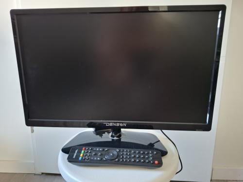 Denson 22 inch Full HD LED TV (ingebouwde sateliet-tuner)