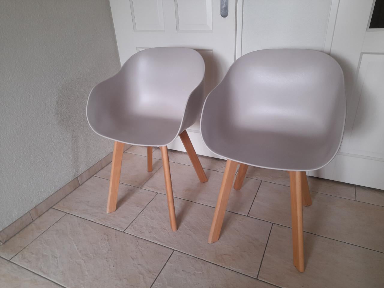2 Leuke stoelen (in goede nette staat )  Kleur; grijs/beige