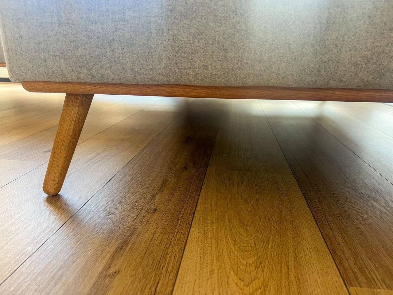 Hoekbank van Westwing, stof grijs met houten poten