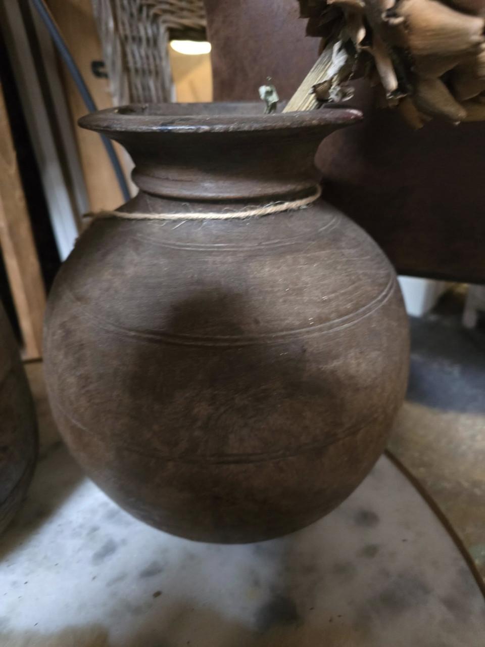 SCHITTERENDE NEPALESE POTTEN IN WISSELENDE MODELLEN EN KLEUREN, PRIJZENV.A