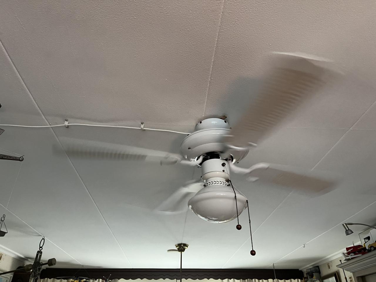 Plafonventilator met lamp.