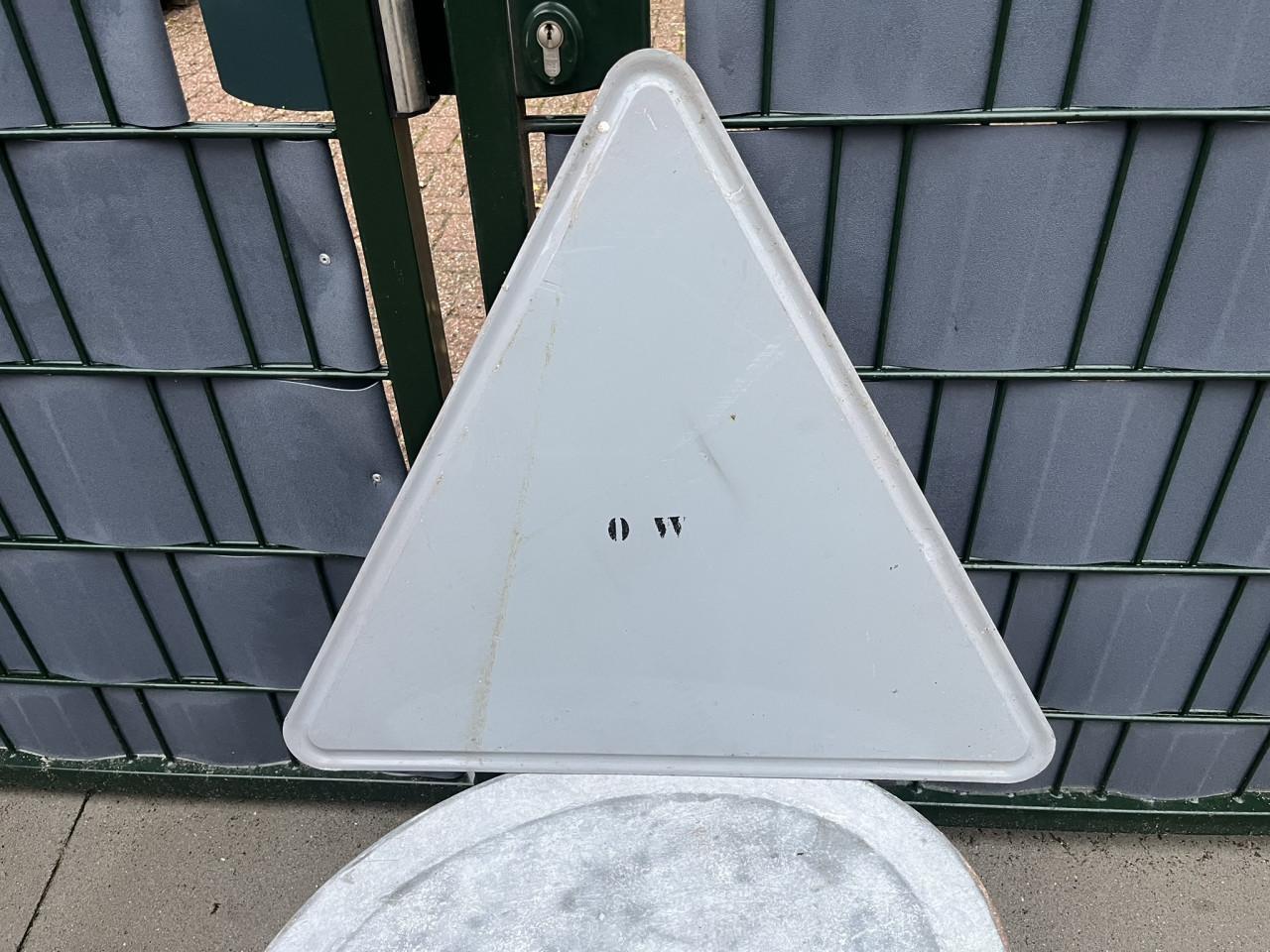 2 Verkeersborden, metaal, antiek