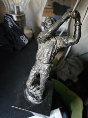 Prachtig bronzen beeldje van golfspeler op marmeren sokkel