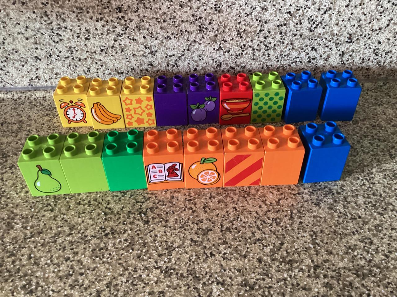 Lego.  Duplo.    16x rechthoekig 1x2x2.   17x vierkant 2x2x2.   etc.