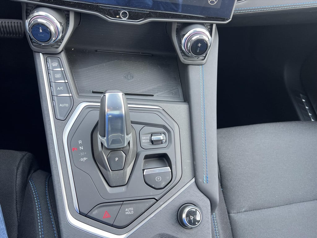 Lynk & Co 01 1.5 261pk plug in hybrid , panodak , stuurverwarming , adaptiv