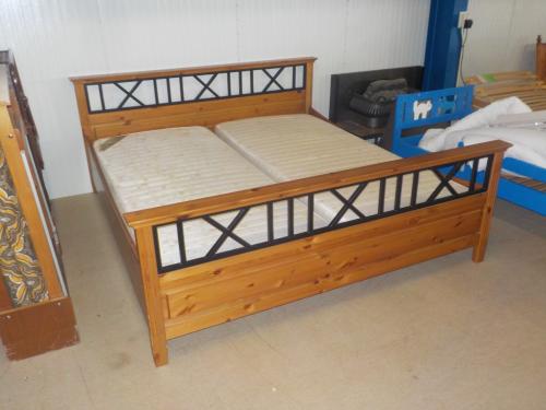 Mooie kwaliteit ledikant 180 x 200 cm met 2 lattenbodems + 2 matrassen