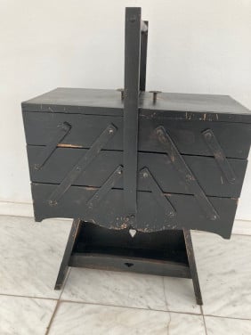 Houten Naaibox op poten (authentiek)