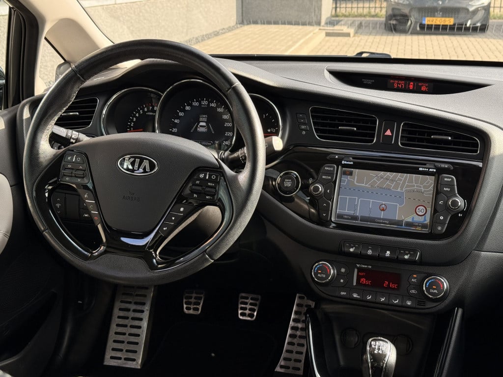 Kia Cee'd sportswagon 1.6 gdi businessline | pano | leder | stoel/stuur ver