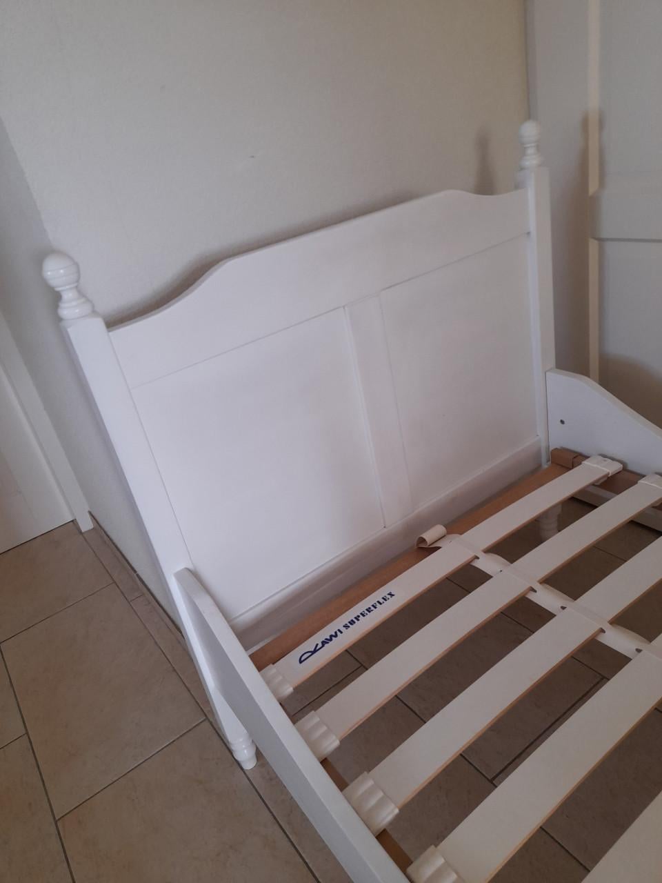 1 Persoons massief houten bed  90 x 200 (in goede  staat)