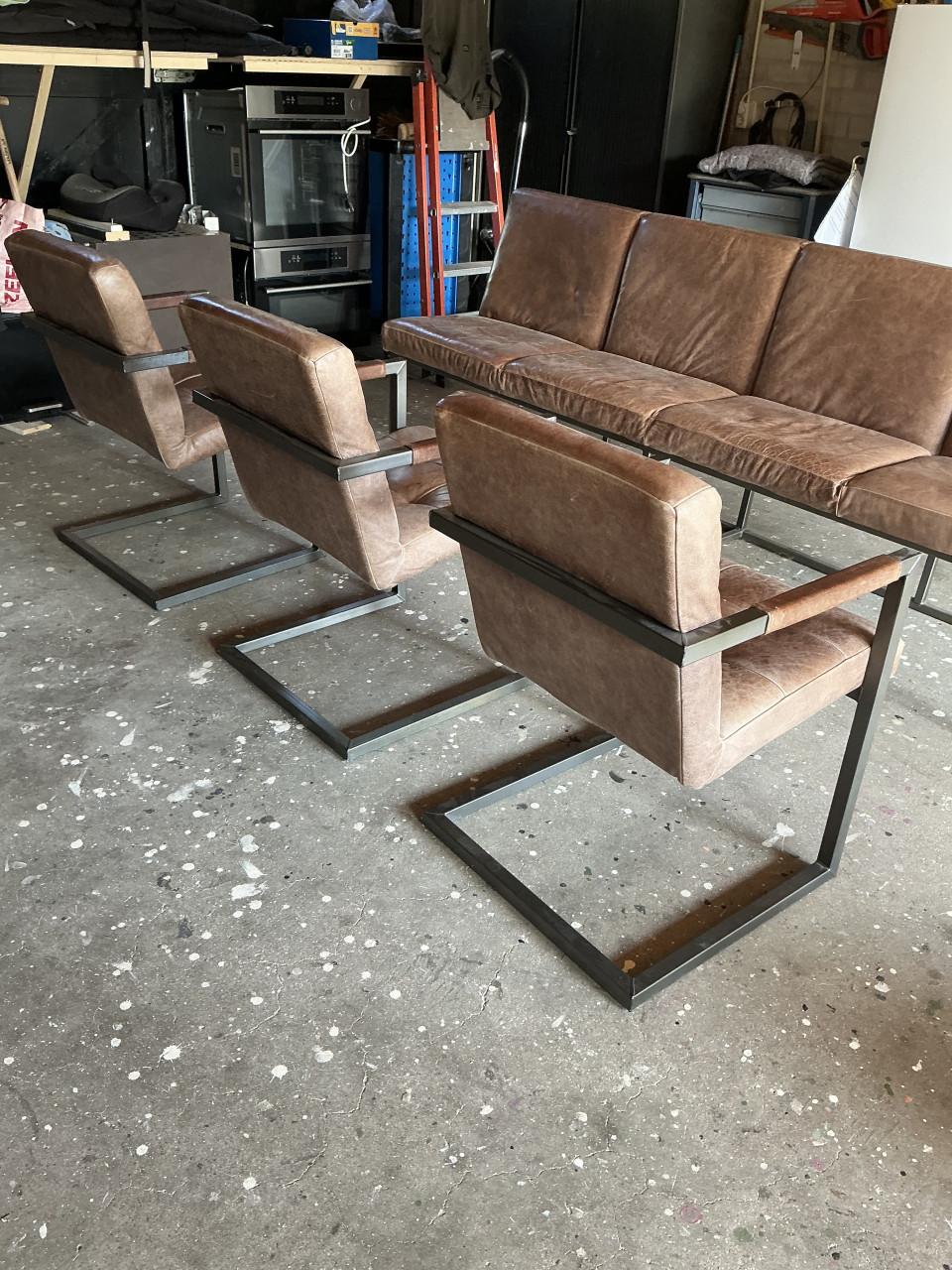 Industriële bank met drie stoelen bruin