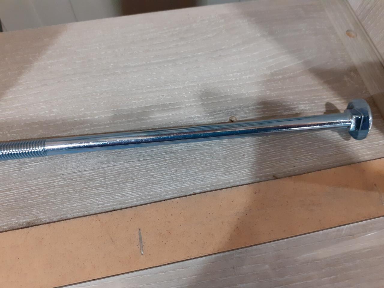 100 grote M10x180 slotbouten voor 15 euro