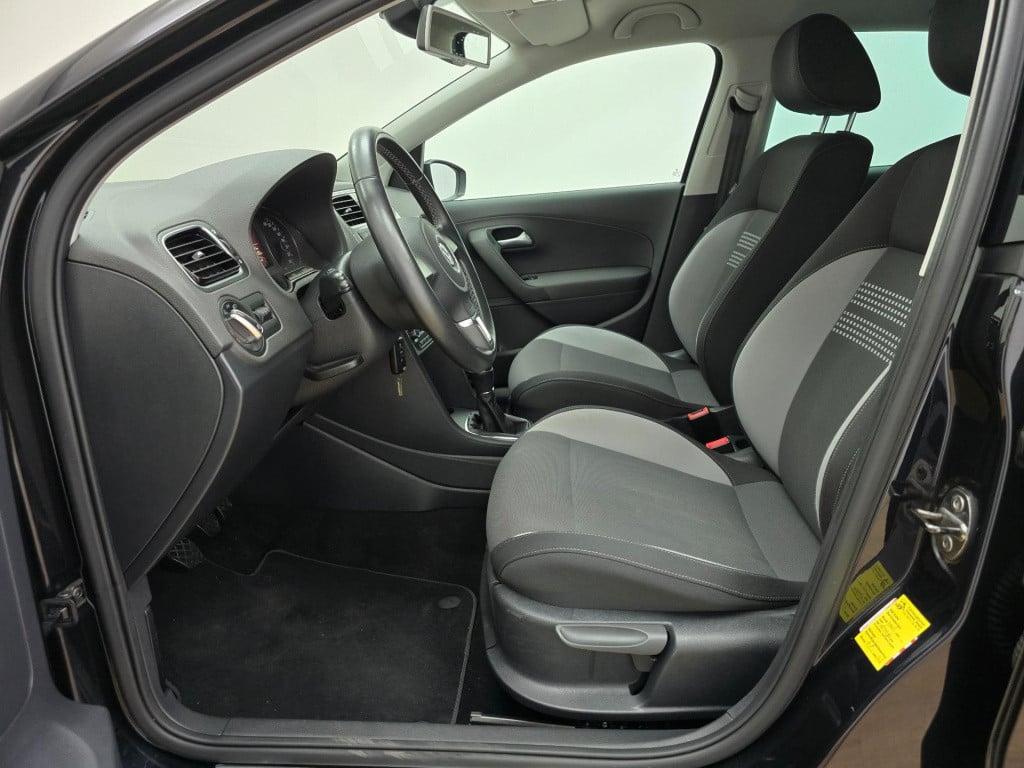 Volkswagen Polo occasion 1.2 tsi in zwart met cruisecontrol en sportieve lo