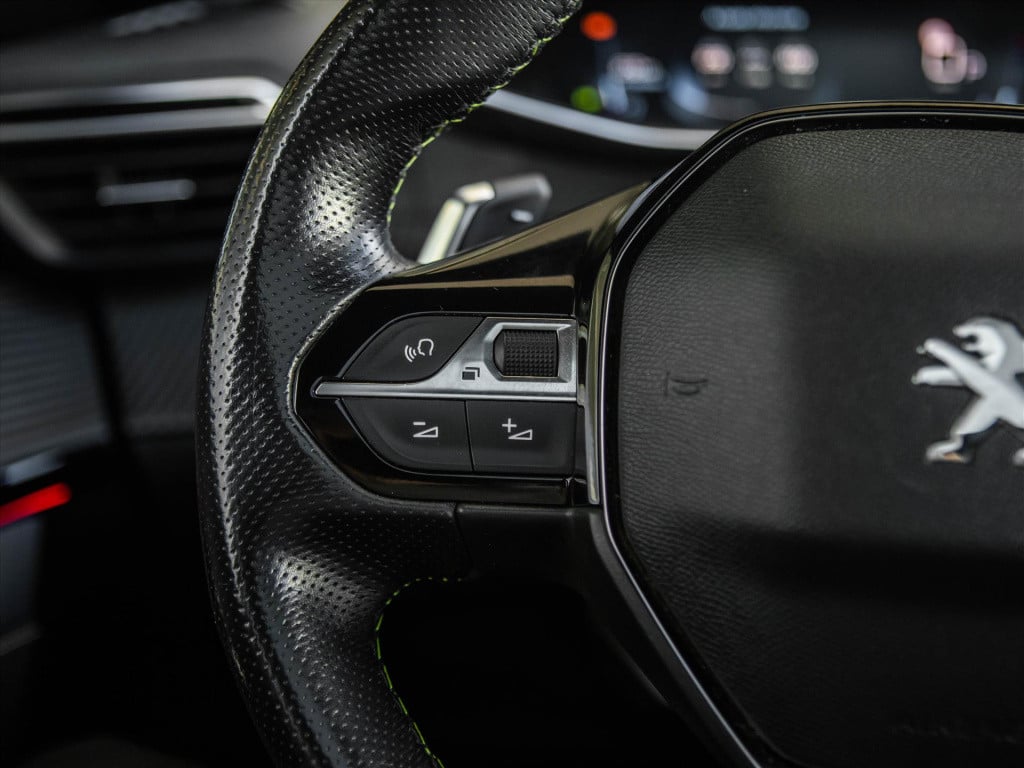 Peugeot 208 1.2 puretech 100pk gt-line automaat | panoramadak | navigatie |